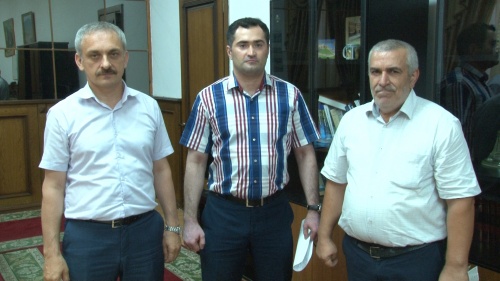 Энрик Муслимов вручил участнику по ликвидации аварии на Чернобыльской АЭС Адемову Мураду сертификат