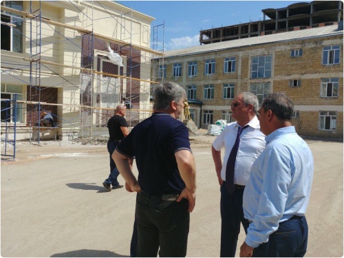 Малик Баглиев ознакомился с ходом реконструкционных работ в СОШ №18  