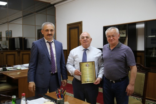 Энрик Муслимов вручил почетную грамоту Ильману Алипулатову