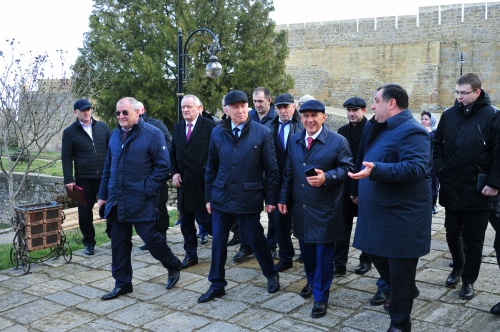 Владимир Васильев и Рустам Минниханов осмотрели цитадель Нарын-кала и дербентскую Джума-мечеть