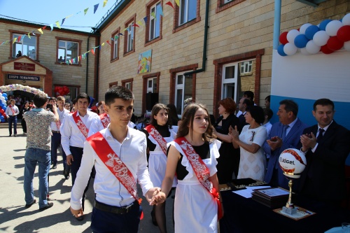 Энрик Муслимов поздравил выпускников СОШ №11 с окончанием школы