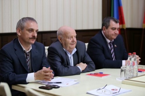 Энрик Муслимов вручил благодарственные письма Общественным наблюдателям на президентских выборах 