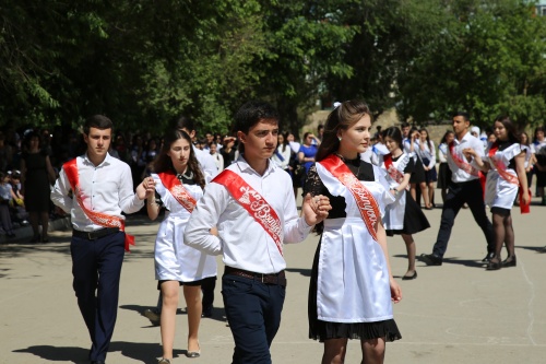 Врио главы городского округа «город Дербент» Энрик Муслимов поздравил выпускников Гимназии Культуры мира №18 с окончанием школы