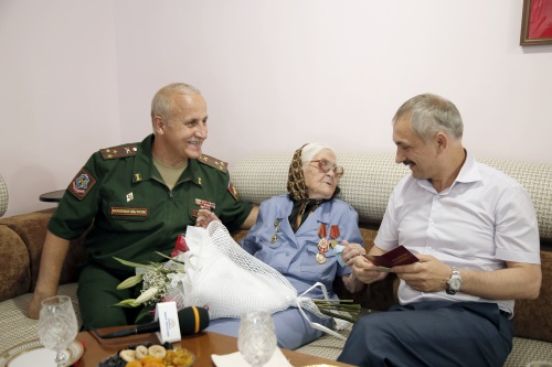 Энрик Муслимов встретился с ветераном Великой Отечественной войны Анной Николаевной Азизовой