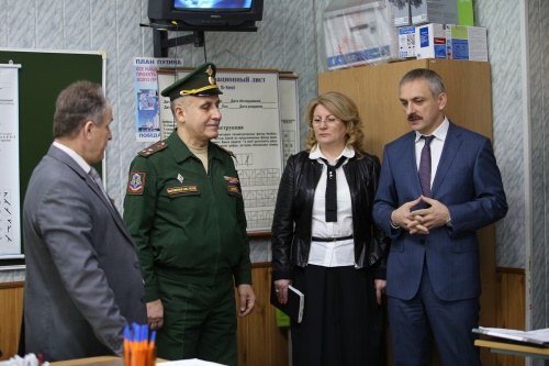 Энрик Муслимов посетил призывной пункт дербентского горвоенкомата