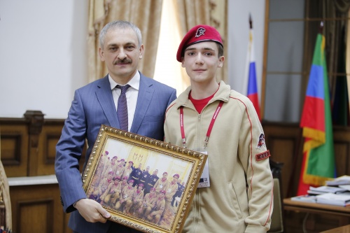 Глава Дербента встретился с юнармейцами