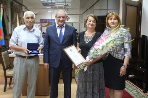 Медали «За любовь и верность» вручил глава города Малик Баглиев