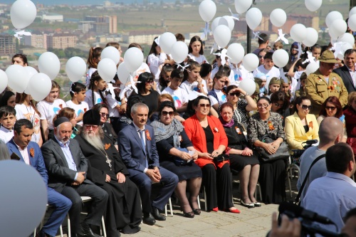 На крепости Нарын-кала прошла акция "Просите мира всему миру"