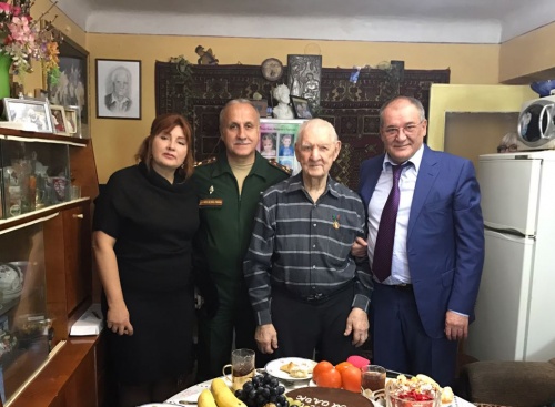 Глава города поздравил с 90-летием участника Великой Отечественной войны Ивана Григорьевича Сетежева.  