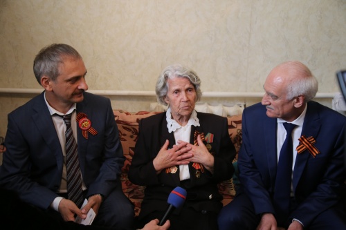 Заместитель Председателя Правительства РД Рамазан Джафаров и глава ГО "город Дербент" Энрик Муслимов поздравили ветеранов