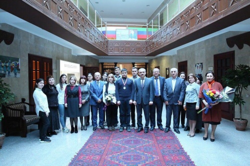 В аэропорту Махачкалы прошла торжественная встреча призера Всероссийской олимпиады школьников Замира Ашурбекова