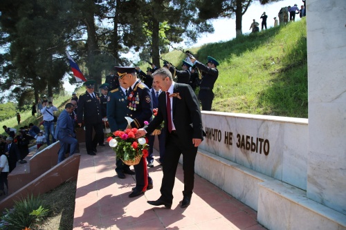 Возложение цветов к мемориалам Победы