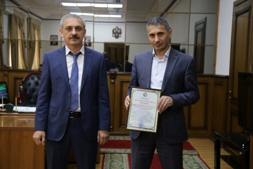 Энрик Муслимов поздравил начальника Дербентского Межрайонного центра технической эксплуатации телекоммуникаций Руслана Эмиргамзаева